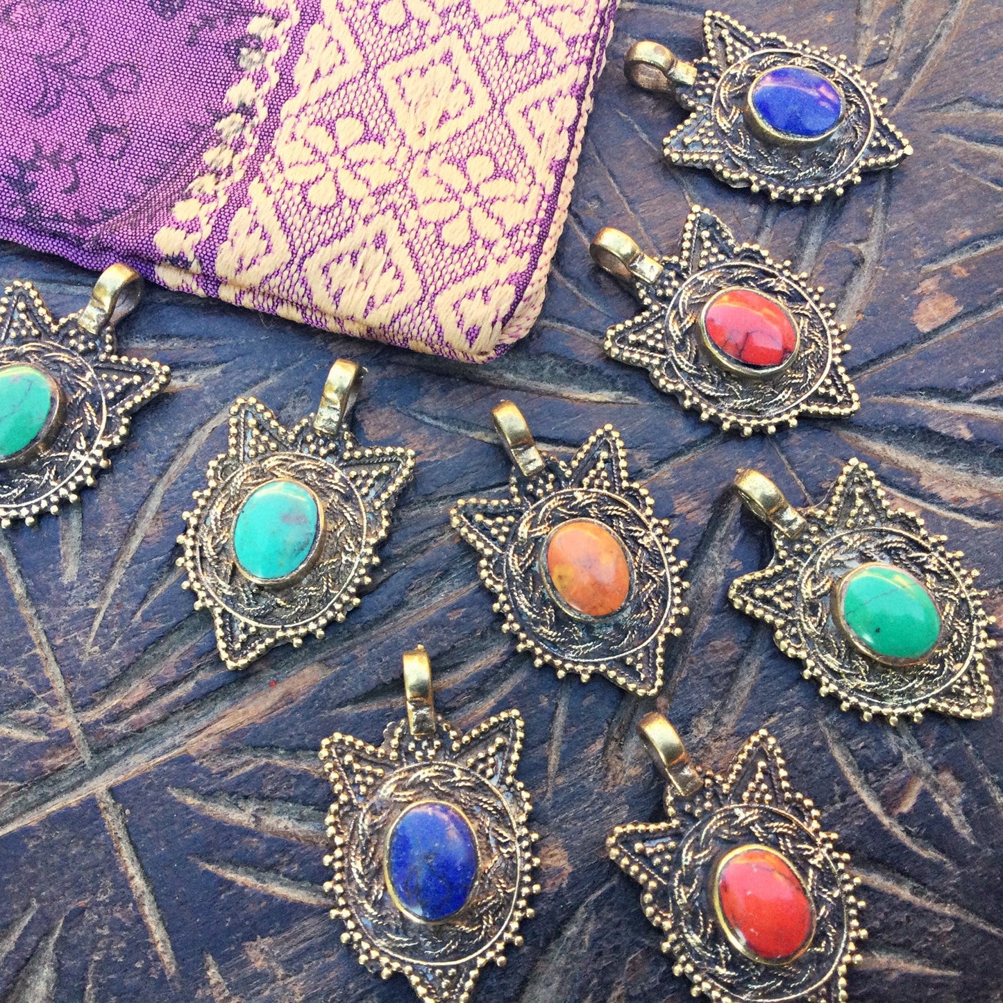 Breloque charm ethnique tribal doré avec pierres, Pendentif Afghan Kuchi danse orientale tribal fusion, Fabrication création bijoux costumes