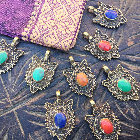 Colgante étnico tribal dorado con piedras, dije afgano Kuchi para danza oriental tribal fusión, fabricación y creación de joyas y accesorios.