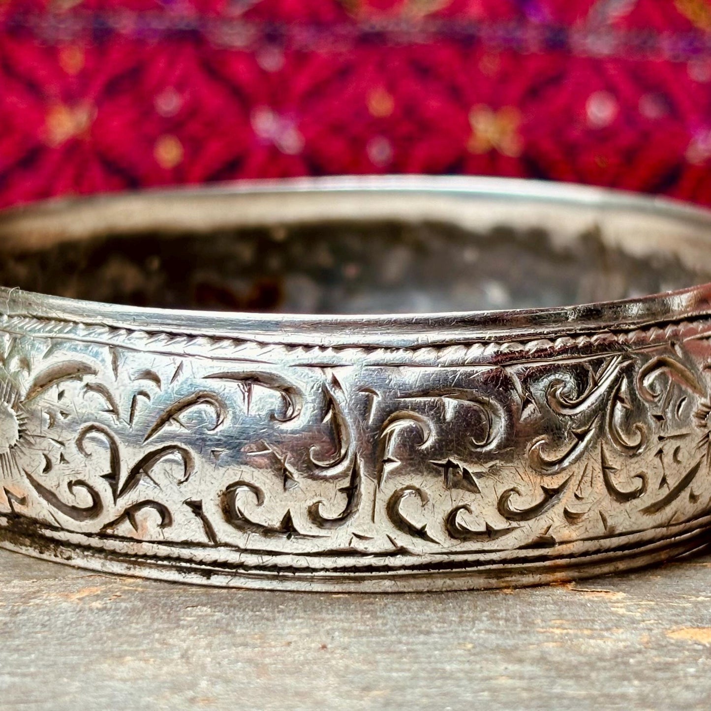Bracelet Berbère ancien en argent - Jonc tribal ciselé du Maroc