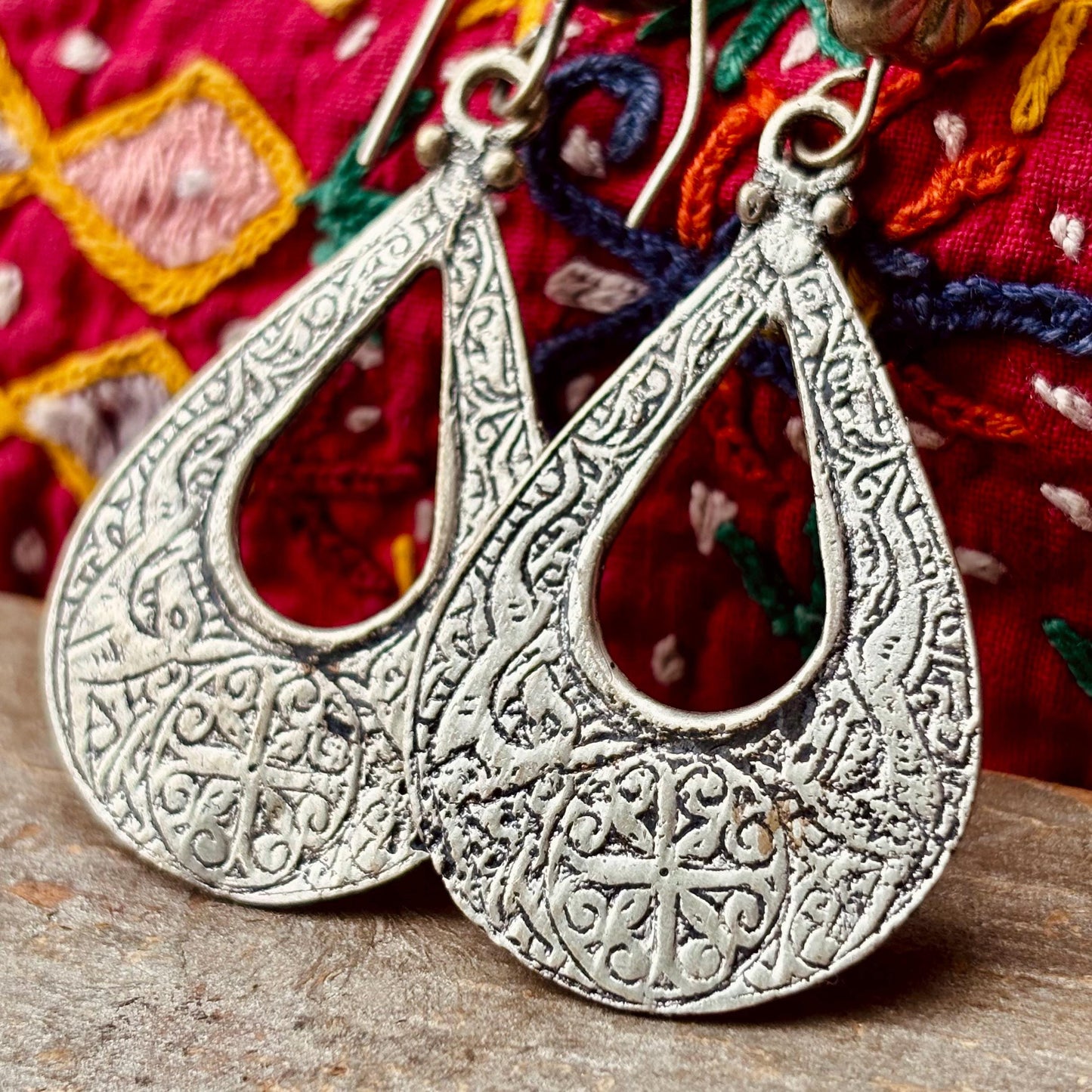 Boucles d'oreilles goutte argentées gravées Hazara - Bijou ethnique afghan tribal