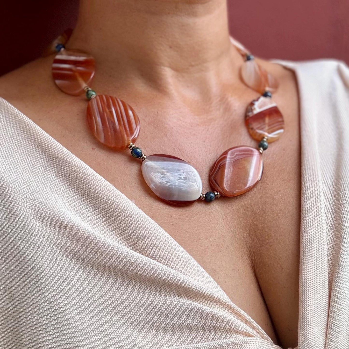 Eleganter Collier aus natürlichem Stein, handgefertigter Schmuck aus Karneol, Halskette aus Halbedelstein, flacher orangefarbener Achat, Geschenk für Frauen