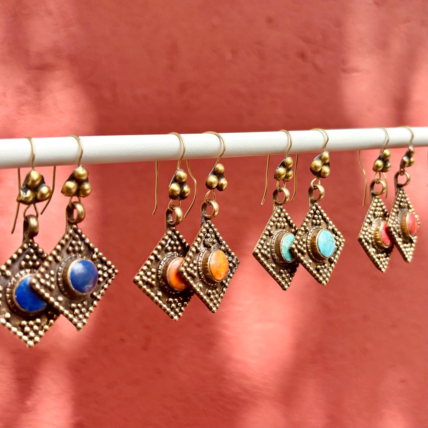 Boucles d'oreille ethniques bronze doré et pierres au choix, Boucles d’oreille losange tribale orientale bohème afghanes, Cadeau pour femme