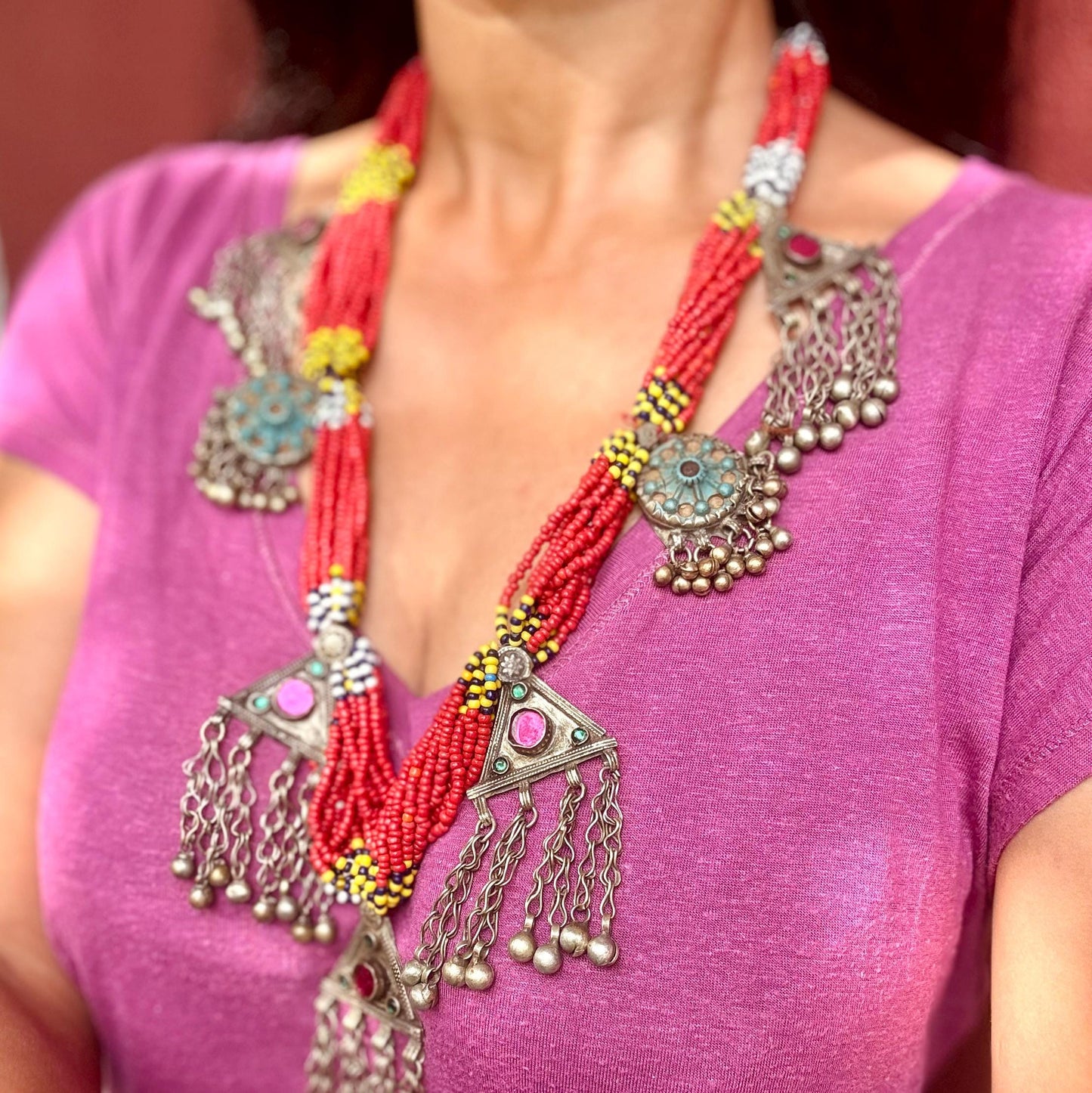 Collar rojo con dijes boho tribal, Collar afgano vintage de tribu nómada, Collar largo oriental étnico hippie gitano, Estilo tribal fusión.