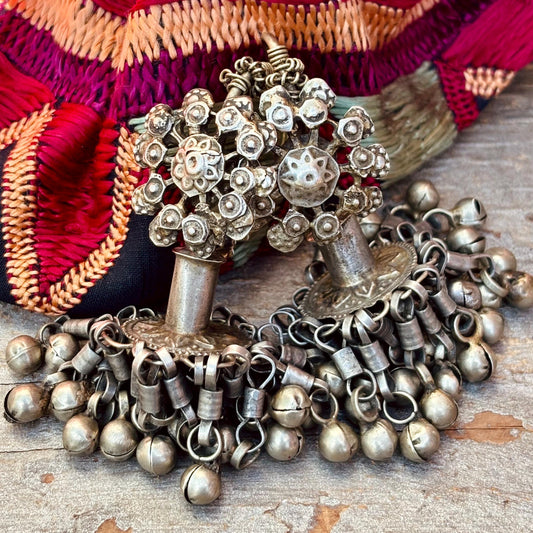 Boucles d'oreille argent anciennes, Grosses boucles d'oreille ethniques tribales Jhumka Inde Cachemire, Bijou bohème oriental asiatique