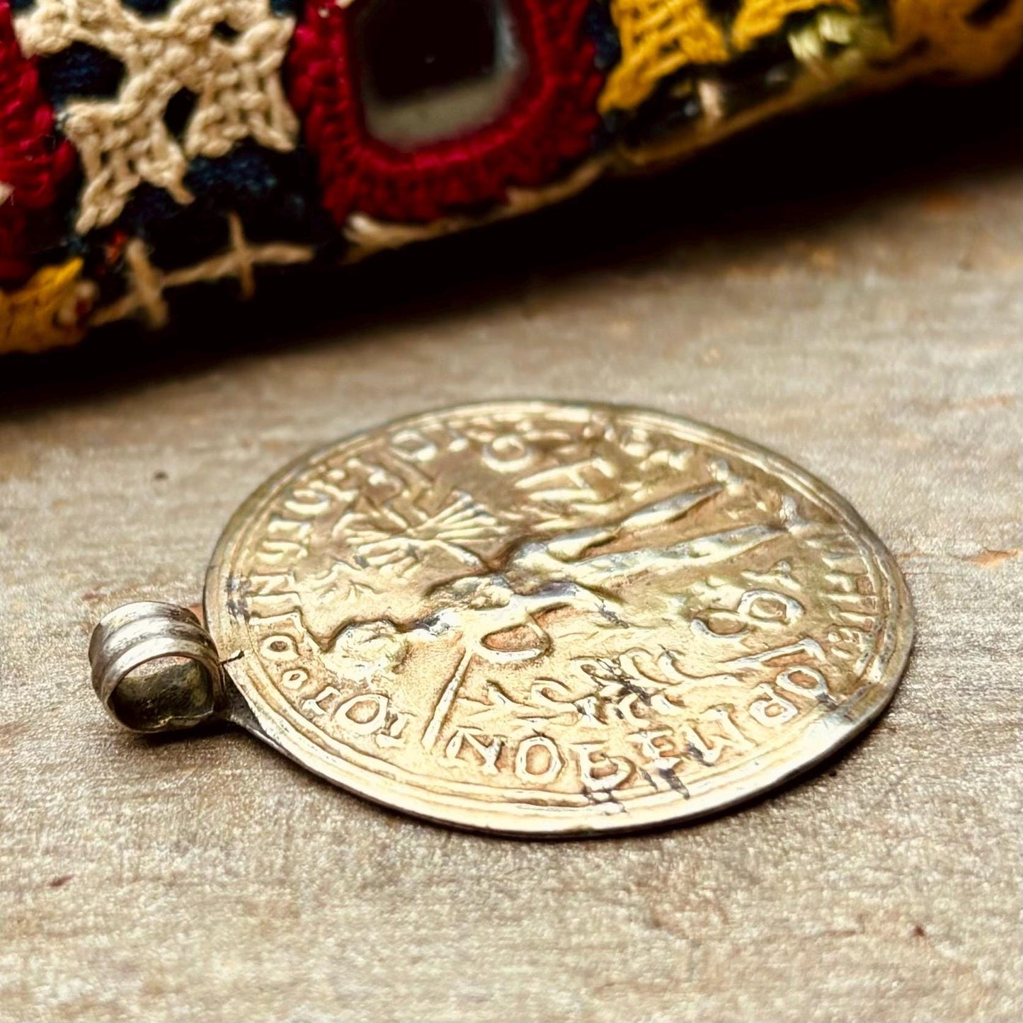 Pendentif rond argent doré indien ancien - Médaillon ethnique tribal vintage Rajasthan kopeck 1849