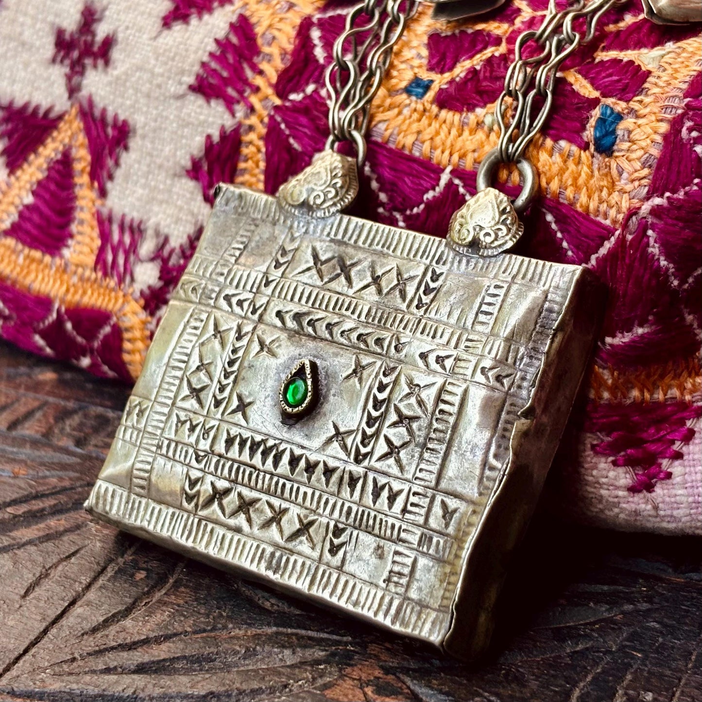 Collar con colgantes bohemio tribal afgano vintage, Joya de tribu nómada, Collar largo con colgante tipo caja de amuleto, Étnico oriental hippie.