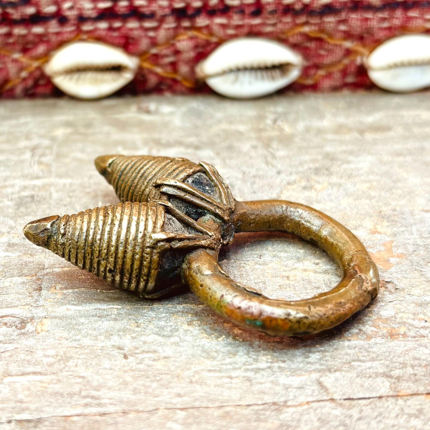 Bague amulette Dogon ancienne en bronze - Bijou tribal du Mali