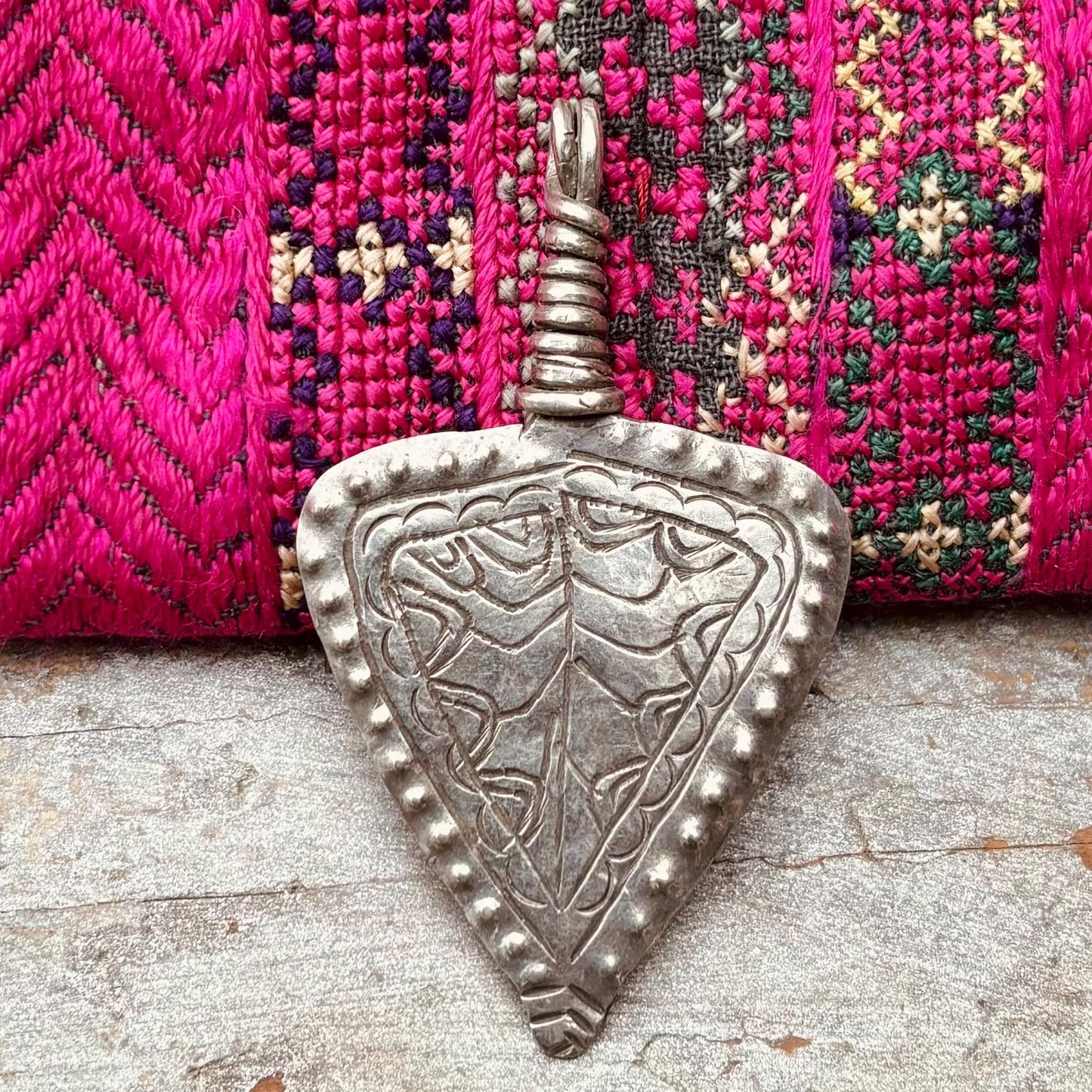 Pendentif ethnique argent pointu, Bijoux Afghans Hazara ethniques anciens, Bijoux Asie tribus nomades, Pendentif gravé boho tribal vintage