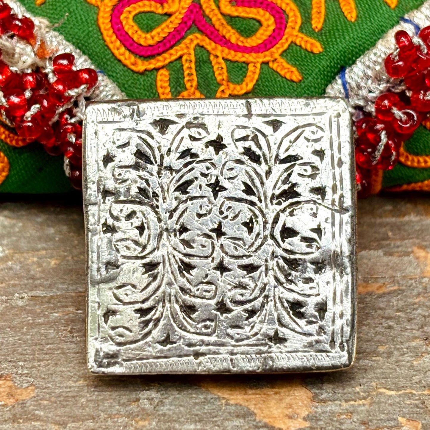 Berberische Amulett-Pendelleuchte aus nielliertem Silber, alter Talisman Schutz Maghreb Marokko rechteckig Kitab, ethnische antike Tribal-Schmuck