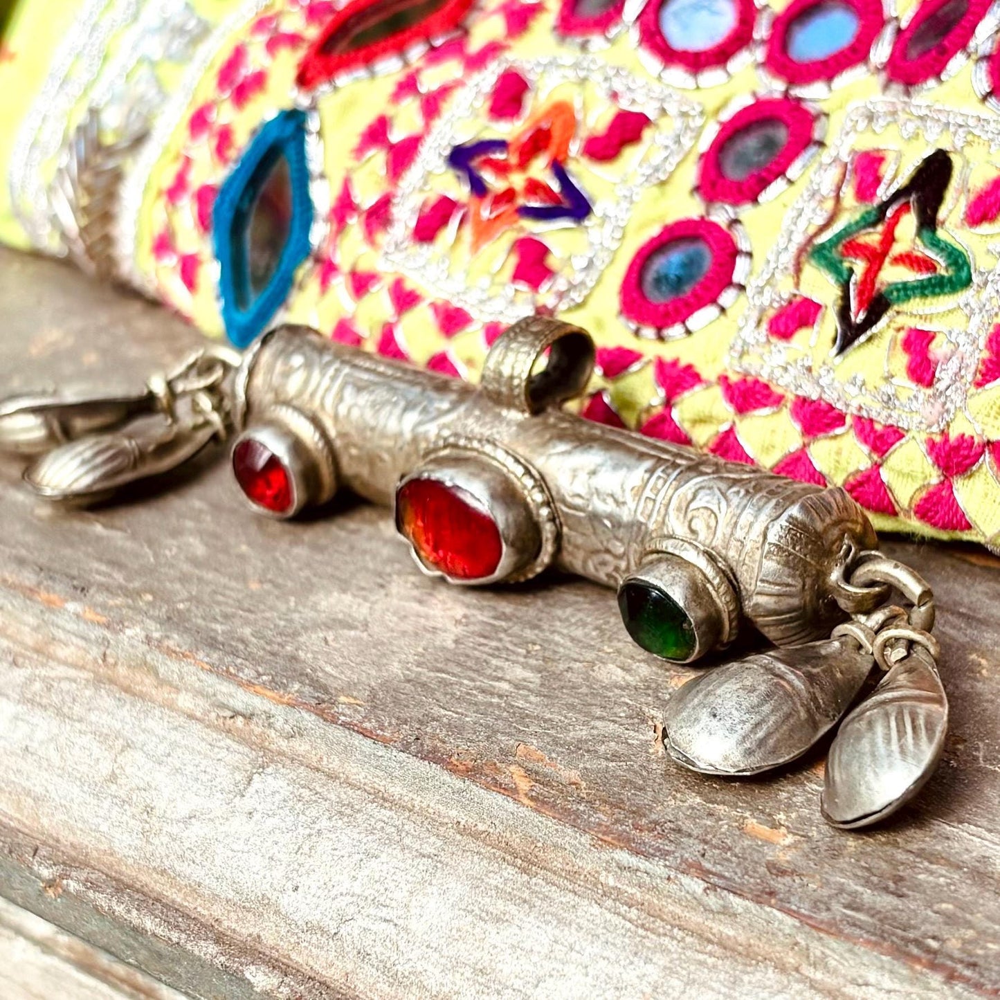 Pendentif tribal tube argenté rouge grelots Afghan, Danse orientale, Bijou tribal asiatique vintage, Collier tribu Kuchi gypsy boho festival