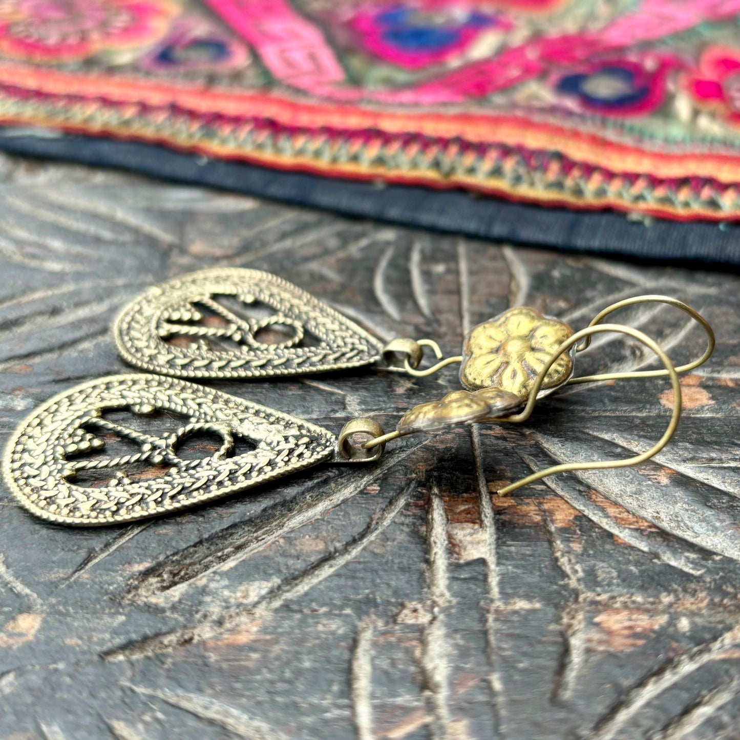 Boucles d'oreilles goutte filigrane dorées Kazakh - Bijou ethnique tribal élégant