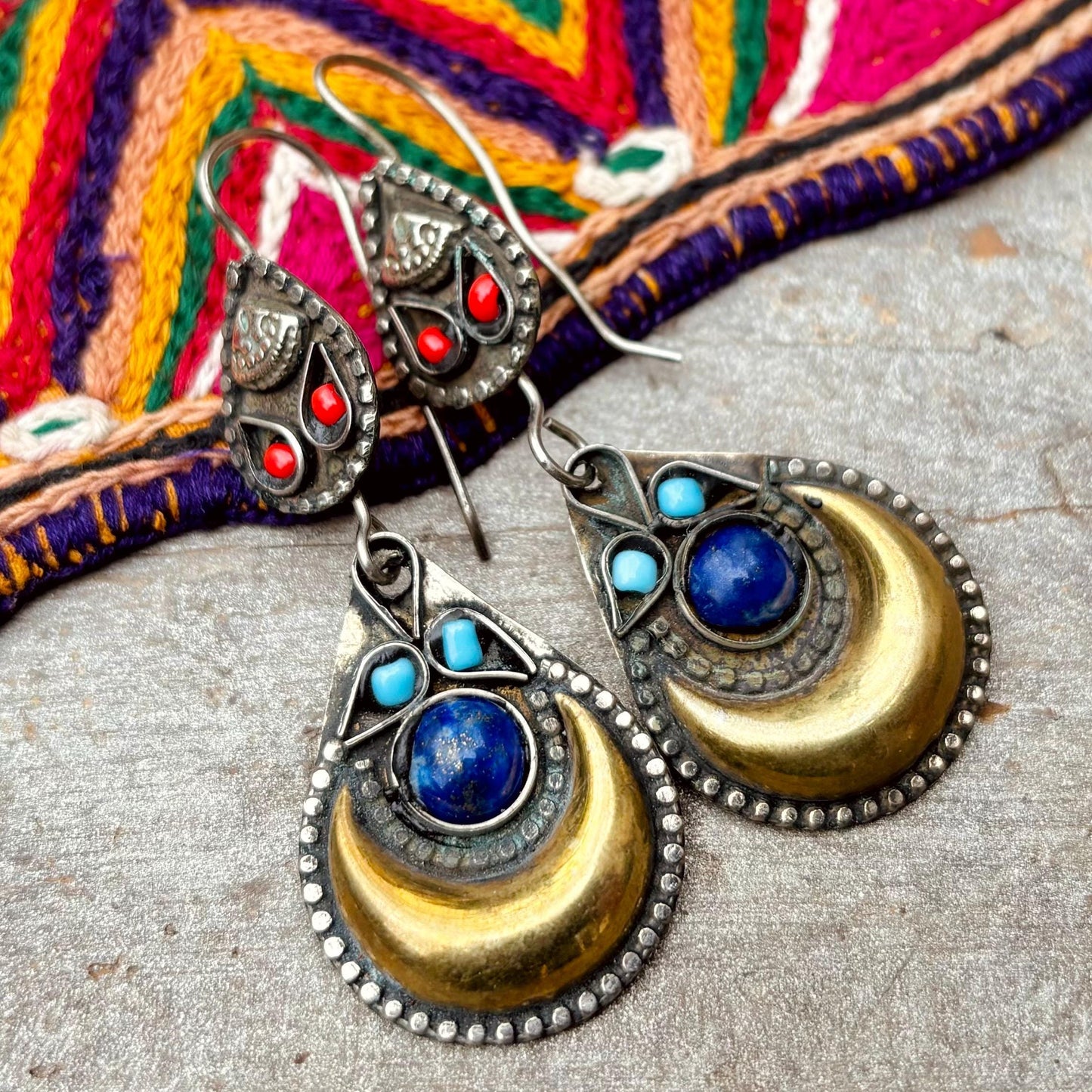 Boucles d’oreille lapis lazuli, Croissant de lune doré, Boucles ethnique tribales orientales, Bijoux afghans, asiatiques, Cadeau pour amie