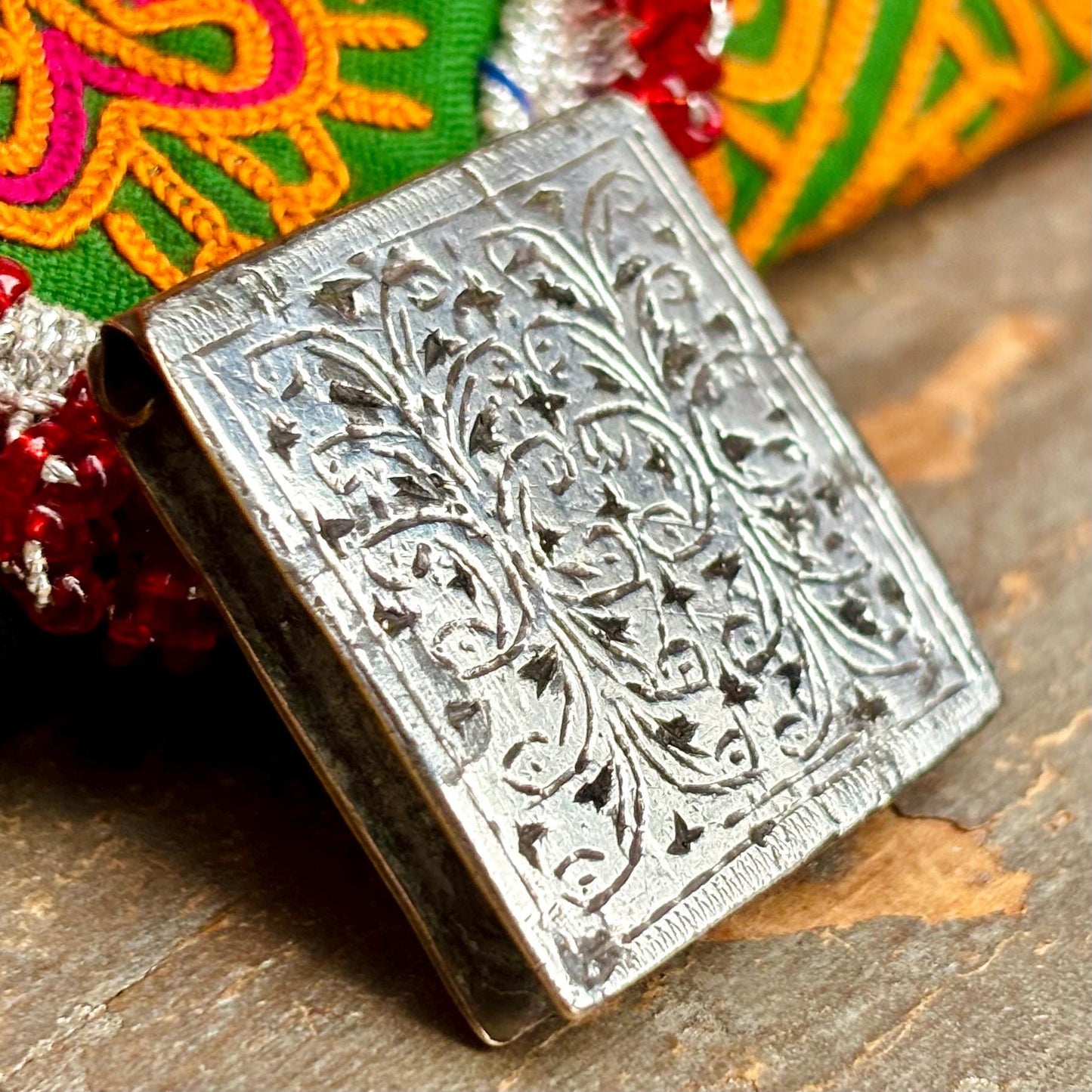 Berberische Amulett-Pendelleuchte aus nielliertem Silber, alter Talisman Schutz Maghreb Marokko rechteckig Kitab, ethnische antike Tribal-Schmuck