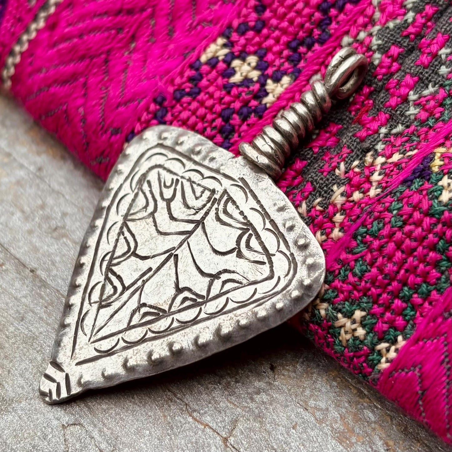 Pendentif ethnique argent pointu, Bijoux Afghans Hazara ethniques anciens, Bijoux Asie tribus nomades, Pendentif gravé boho tribal vintage