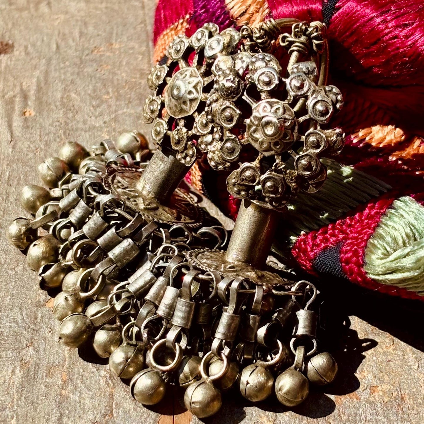 Boucles d'oreille argent anciennes, Grosses boucles d'oreille ethniques tribales Jhumka Inde Cachemire, Bijou bohème oriental asiatique