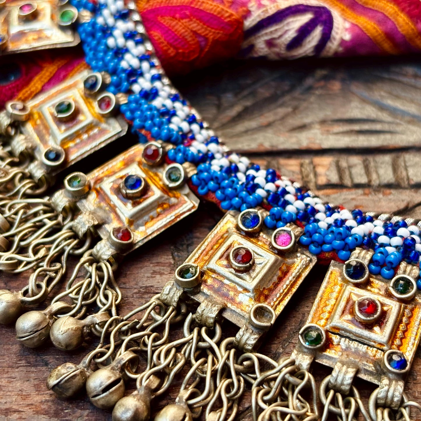 Collar gargantilla boho tribal oriental, collar corto con cuentas afganas de tribu nómada, collar con colgante étnico hippie gitano estilo tribal fusión.