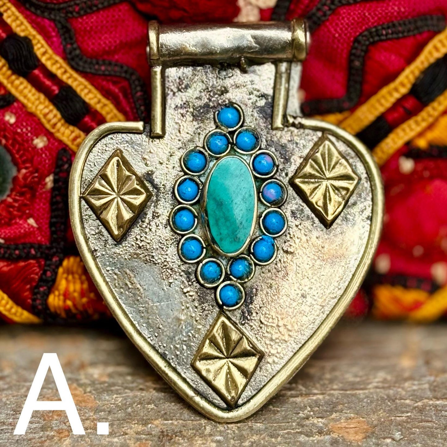 Pendentif argenté cœur avec pierre, Asyk tribal vintage, Bijou Turkmène ethnique ancien, Tribu nomade Asie, Bijou oriental festival, Cadeau