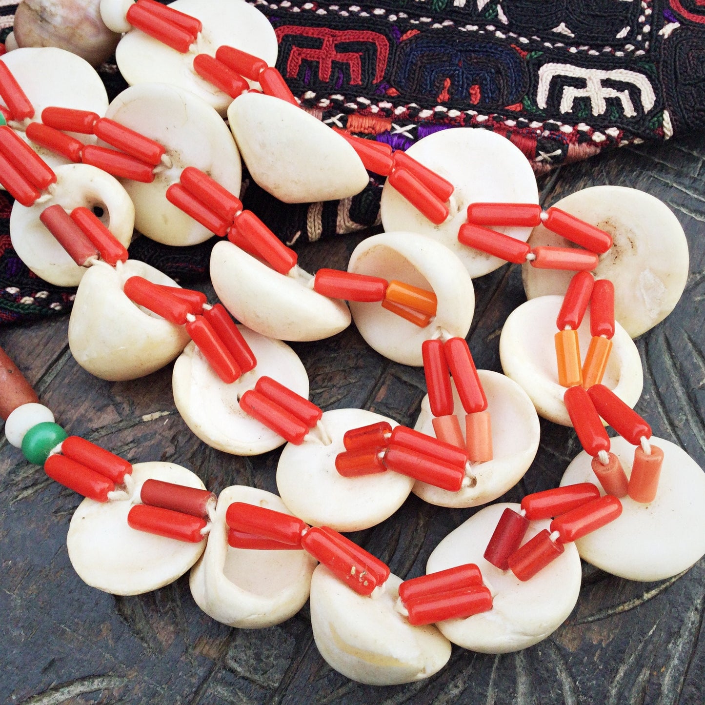 Collar antiguo de conchas de África Occidental, cuentas de comercio, collar étnico africano antiguo, joya étnica tribal de Malí y Mauritania.