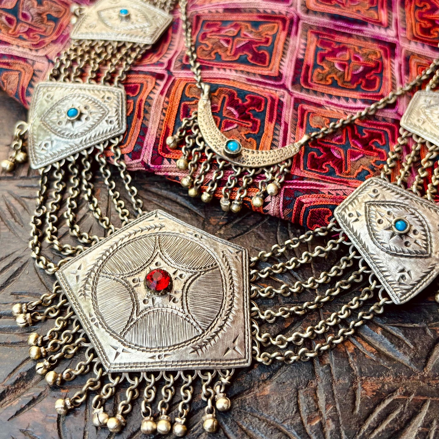 Langes Collier mit mehrreihigen Ketten im Boho-Tribal-Stil, Alter Plastron-Halskette aus Metall, Kaschmir, Indien, Vintage, Stammes-Halskette, orientalisch, ethnisch, hippie, Asien