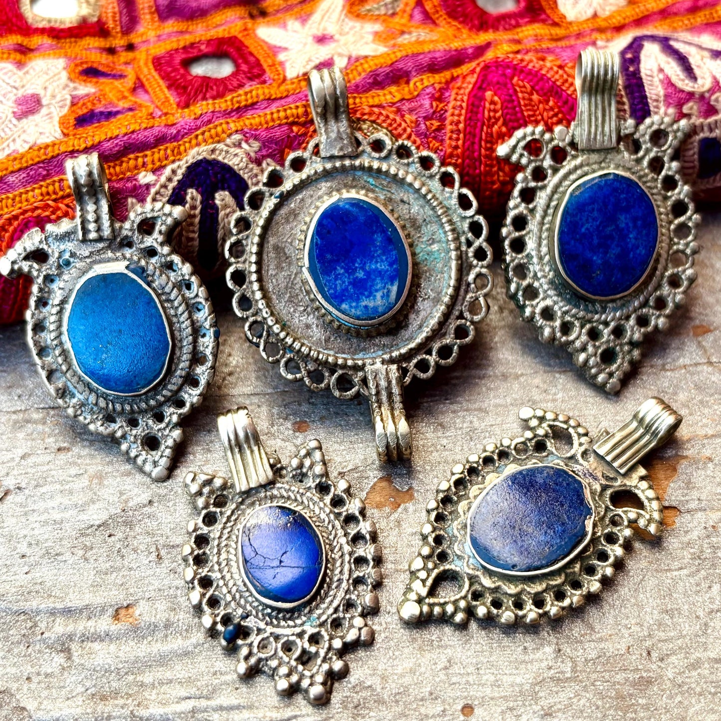 Lot de 5 pendentifs anciens afghans métal lapis, Conception bijoux vintage asiatiques oriental tribus nomades, Danse orientale tribal fusion