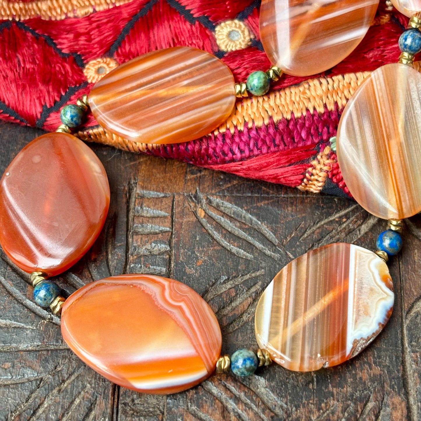 Eleganter Collier aus natürlichem Stein, handgefertigter Schmuck aus Karneol, Halskette aus Halbedelstein, flacher orangefarbener Achat, Geschenk für Frauen