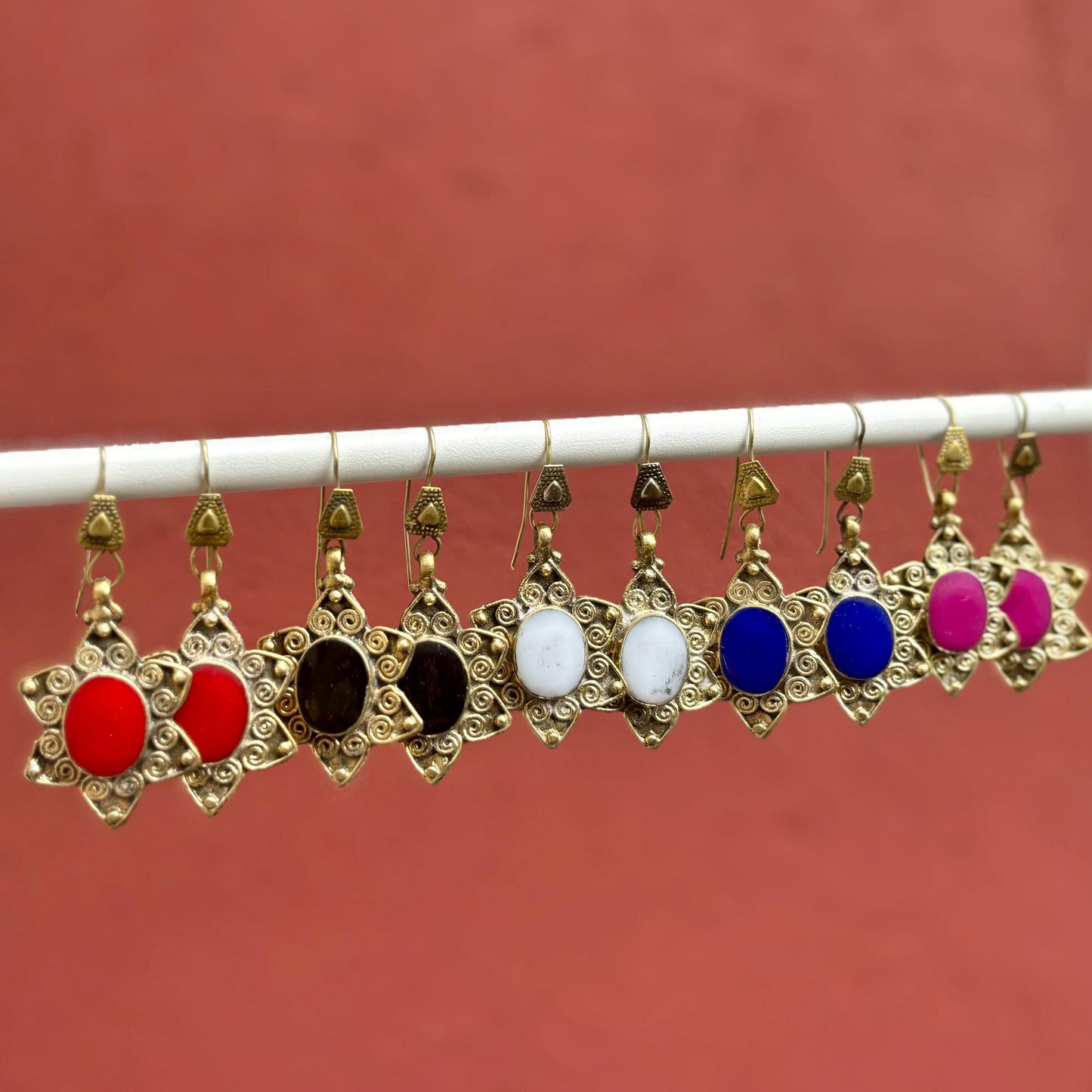 Ethnische Ohrringe aus goldfarbenem Bronze und Stein nach Wahl, Tribal-Diamant-Ohrringe im orientalischen bohemischen afghanischen Stil, Geschenk für Frauen