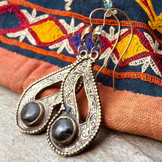 Boucles d’oreille ethniques dorées pierre noire, Boucles d’oreille orientales tribales vintage, Bijoux tribus nomades, Style bohème antique