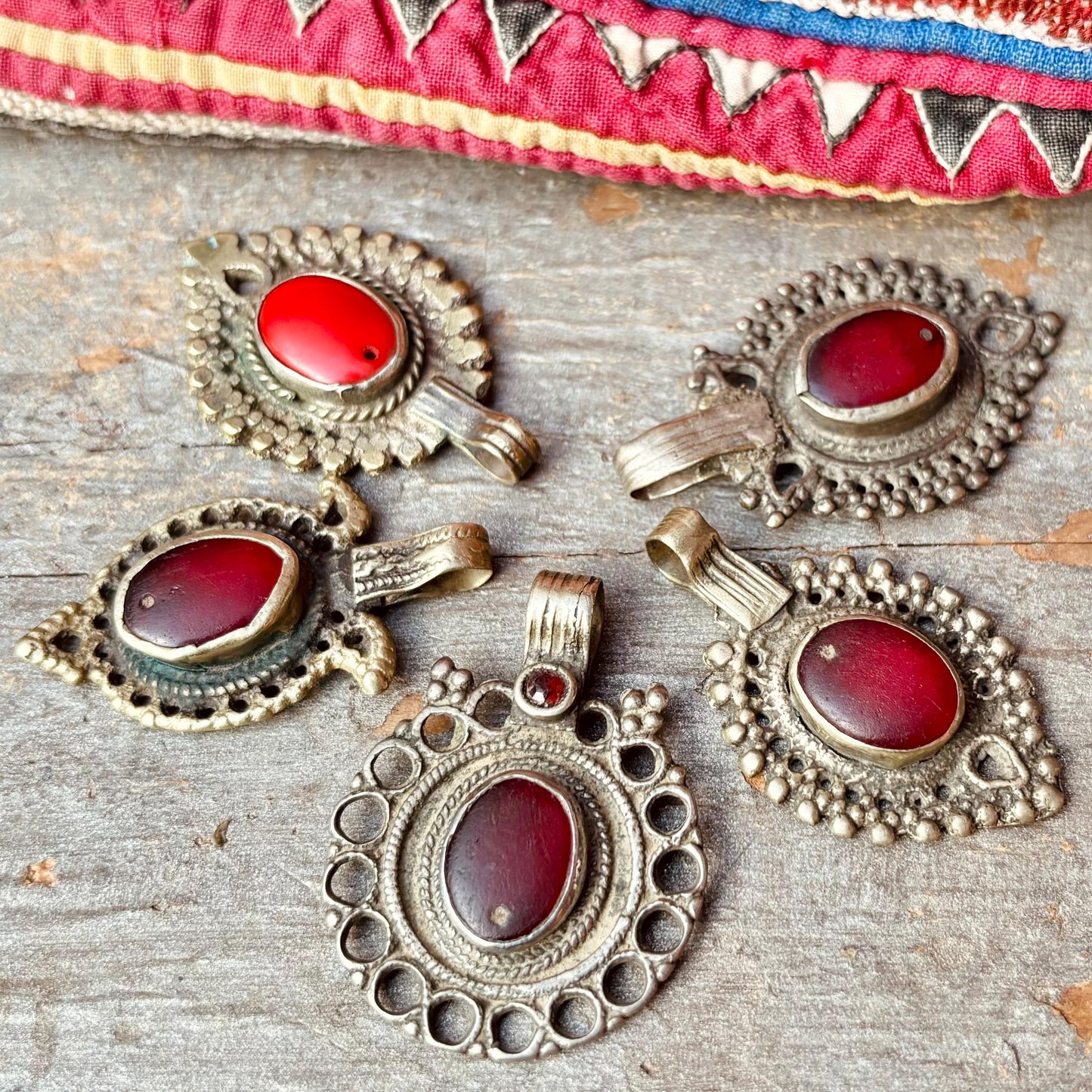 Lot de 5 pendentifs anciens afghans métal verre, Conception bijoux vintage asiatiques oriental tribus nomades, Danse orientale tribal fusion