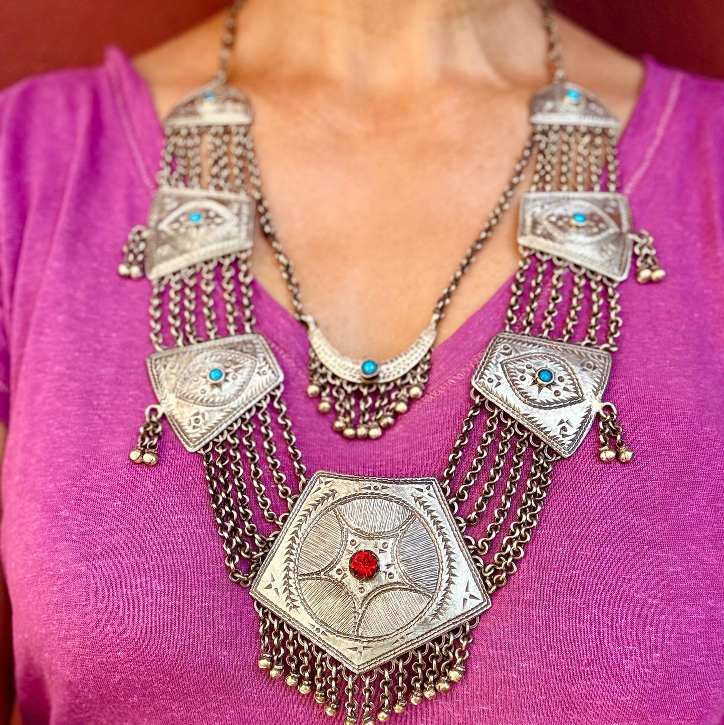 Langes Collier mit mehrreihigen Ketten im Boho-Tribal-Stil, Alter Plastron-Halskette aus Metall, Kaschmir, Indien, Vintage, Stammes-Halskette, orientalisch, ethnisch, hippie, Asien