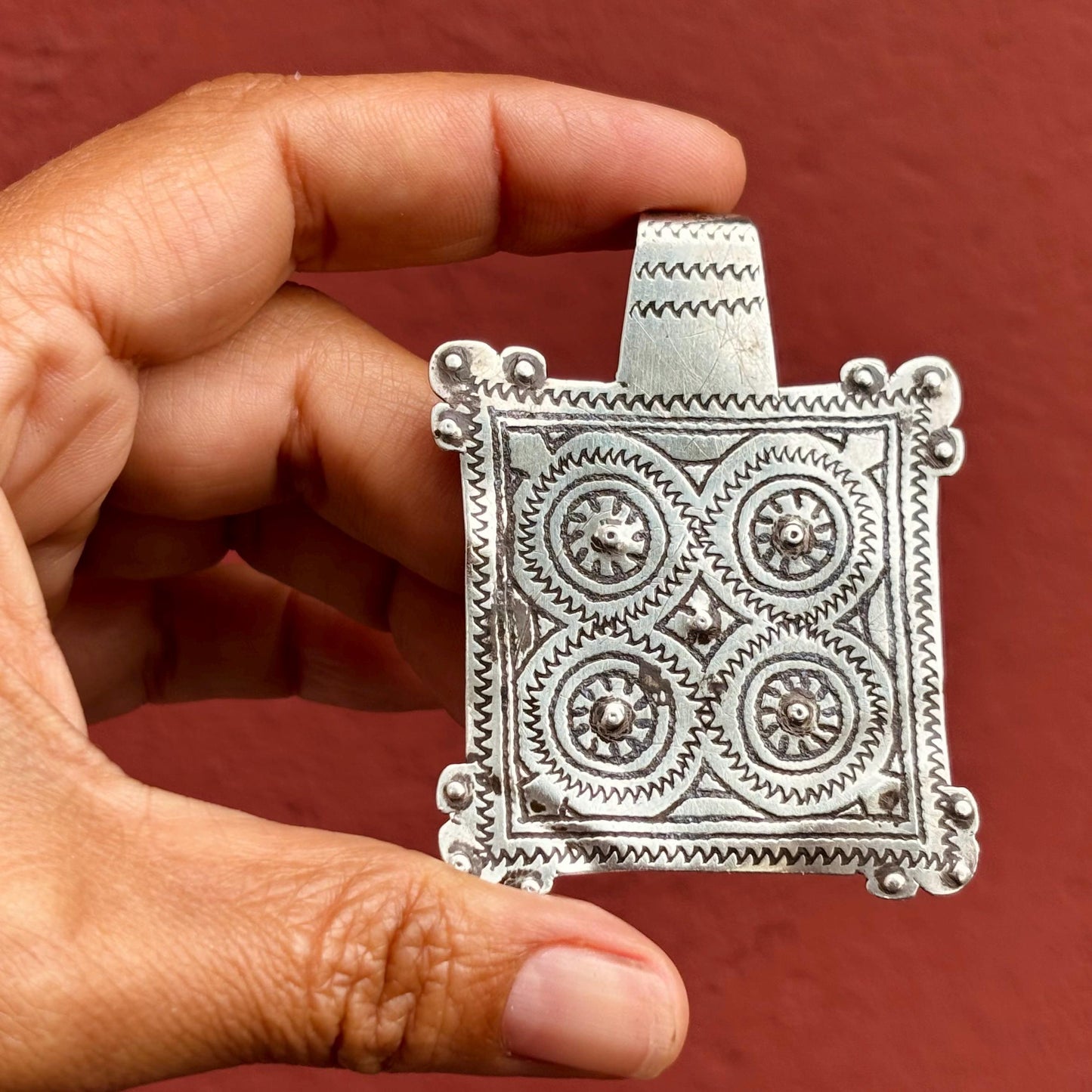 Quadratischer Anhänger aus nielliertem Silber Berber - Antike Amulette aus Marokko XIX.-XX. Jahrhundert