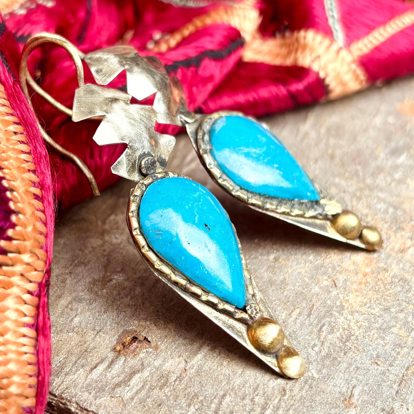 Boucles d’oreille turquoise argenté, Style boho oriental asiatique, Boucles d'oreille rigide tribal pierre bleue Inde, Bijou ethnique bohème