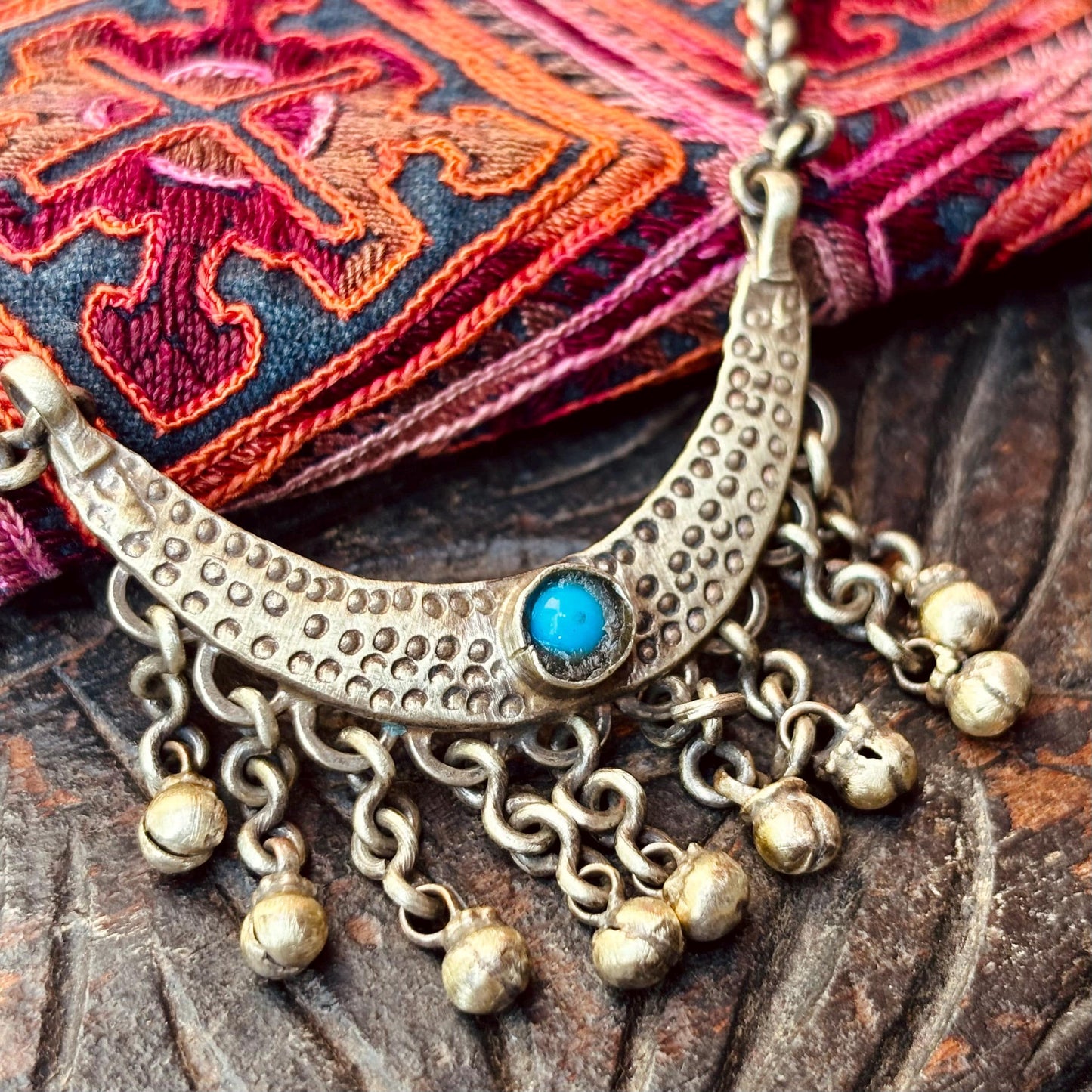 Langes Collier mit mehrreihigen Ketten im Boho-Tribal-Stil, Alter Plastron-Halskette aus Metall, Kaschmir, Indien, Vintage, Stammes-Halskette, orientalisch, ethnisch, hippie, Asien