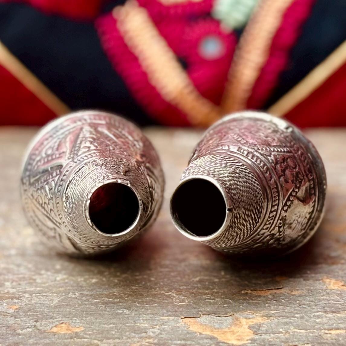 Perle argent bicône antique, Perle Afghane tribale ancienne Baloutchistan, Grande grosse perle embossée vintage argent, Bijoux afghans tribu