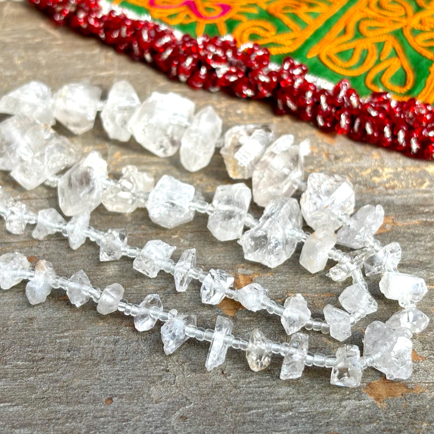 1 rang de perles cristal de roche, Perles pierre naturelle quartz brut, Perle pierre semi précieuse véritable, Pointe quartz cristal sur fil