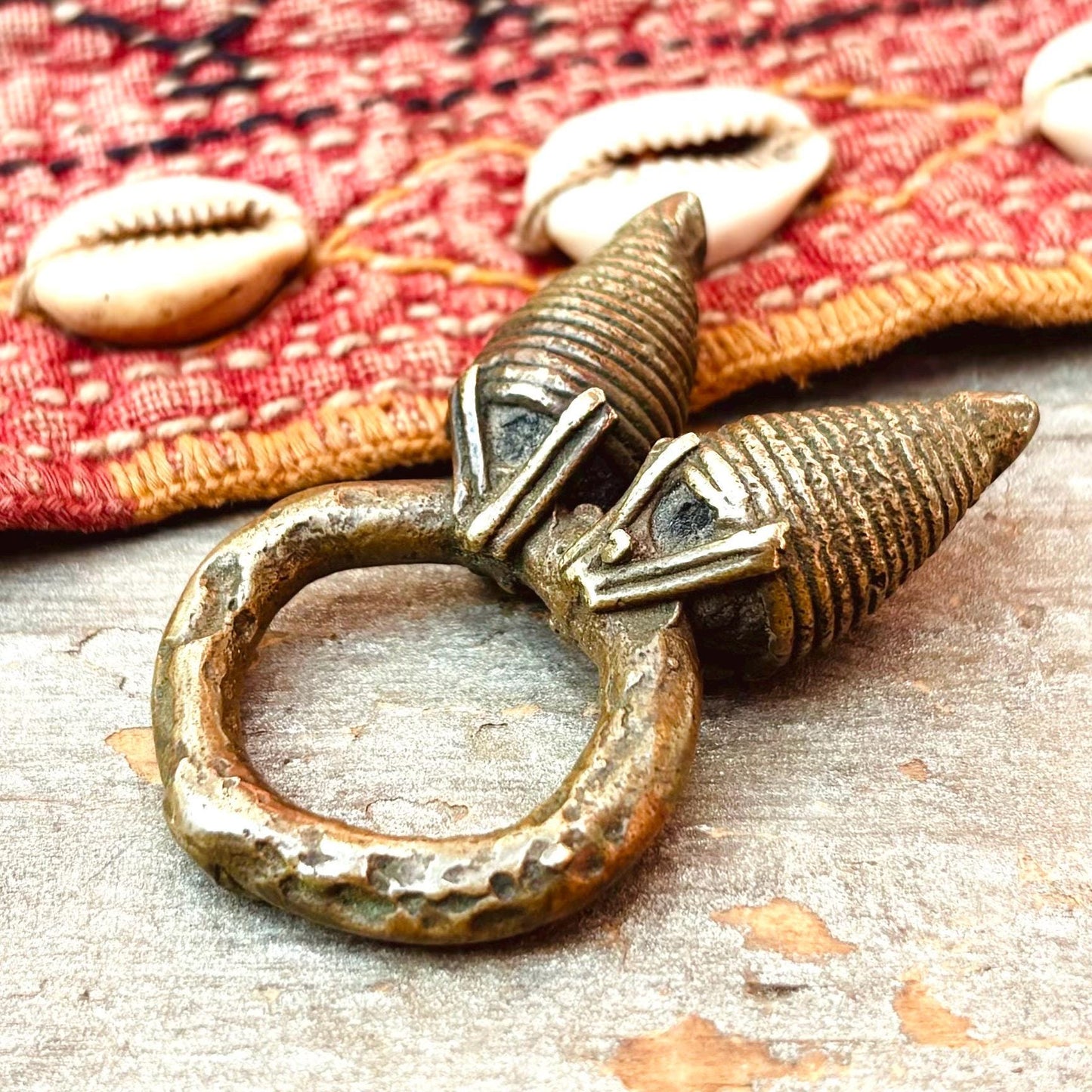 Bague amulette Dogon ancienne en bronze - Bijou tribal du Mali