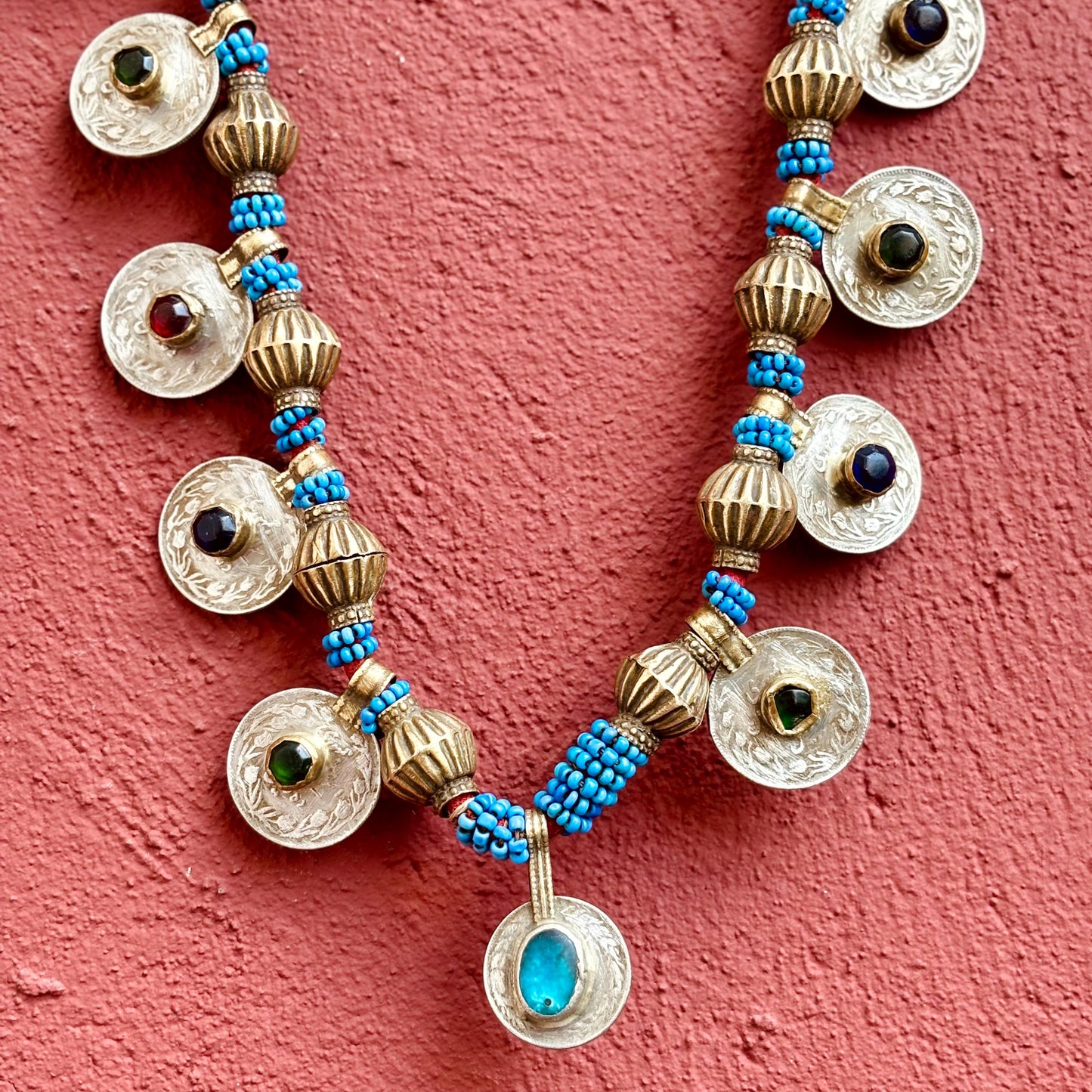 Collar de piezas boho tribal, collar afgano vintage de tribu nómada, collar largo étnico hippie gitano, joya oriental asiática tribal fusión.