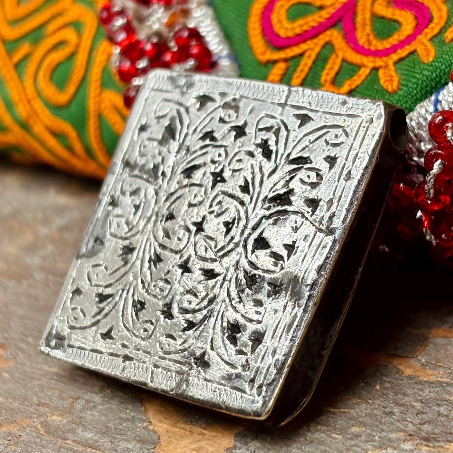 Berberische Amulett-Pendelleuchte aus nielliertem Silber, alter Talisman Schutz Maghreb Marokko rechteckig Kitab, ethnische antike Tribal-Schmuck