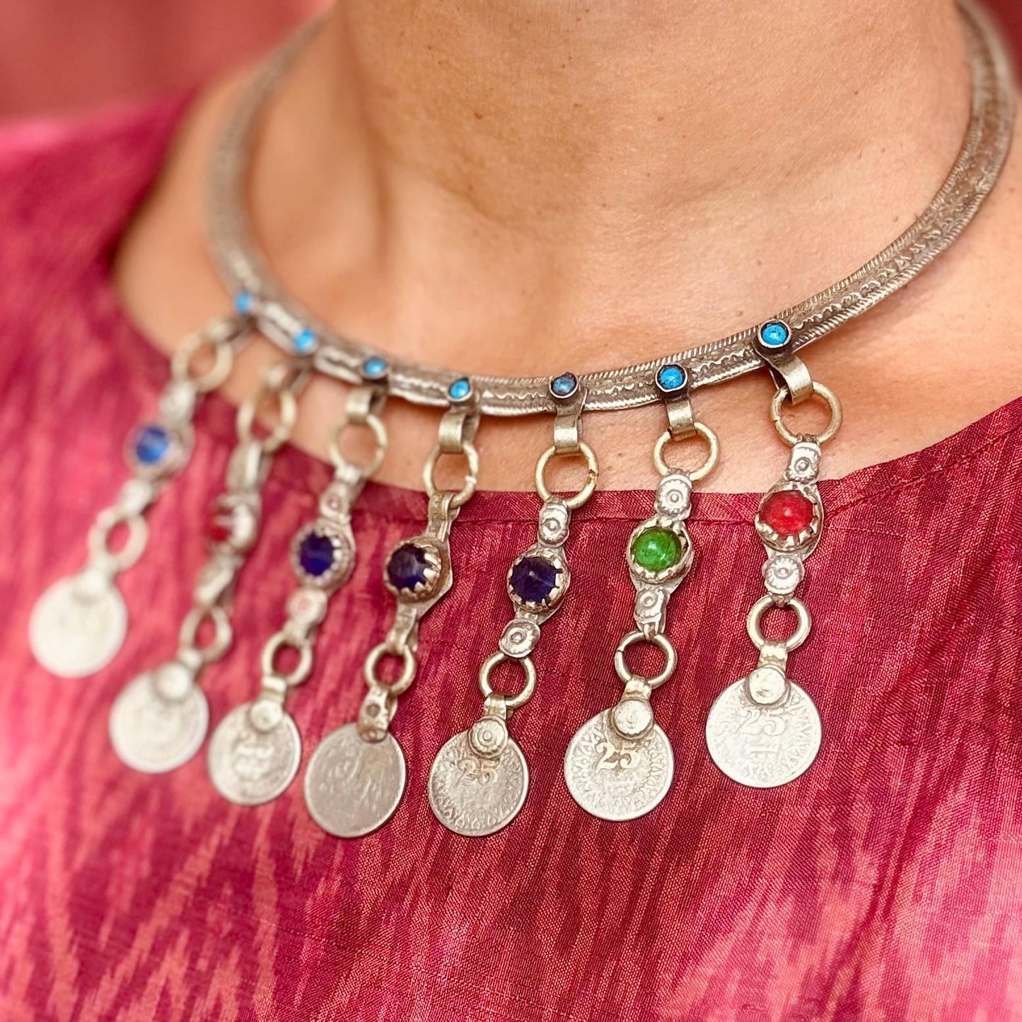 Collar rígido tipo torque plateado, estilo boho tribal, collar gargantilla afgano, tribu nómada, étnico, hippie, gitano, estilo oriental tribal fusión.