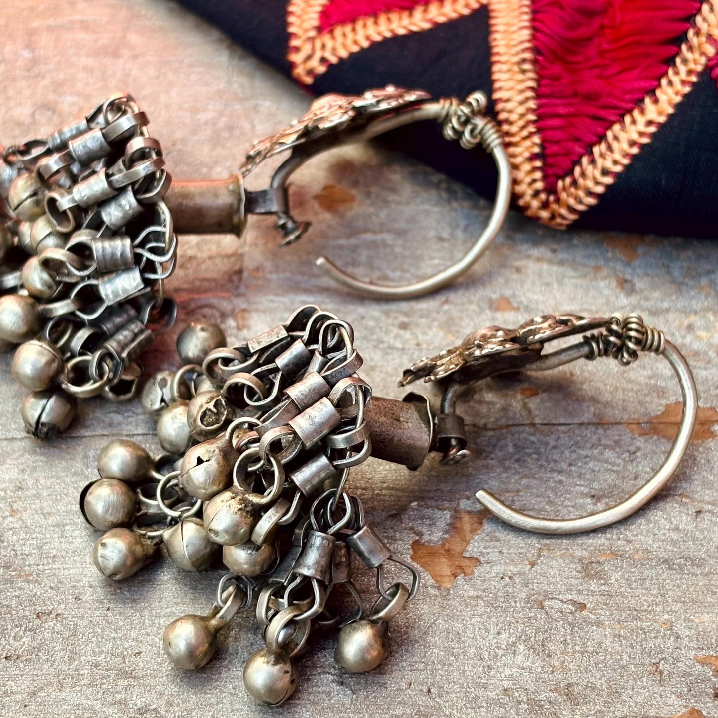 Boucles d'oreille argent anciennes, Grosses boucles d'oreille ethniques tribales Jhumka Inde Cachemire, Bijou bohème oriental asiatique