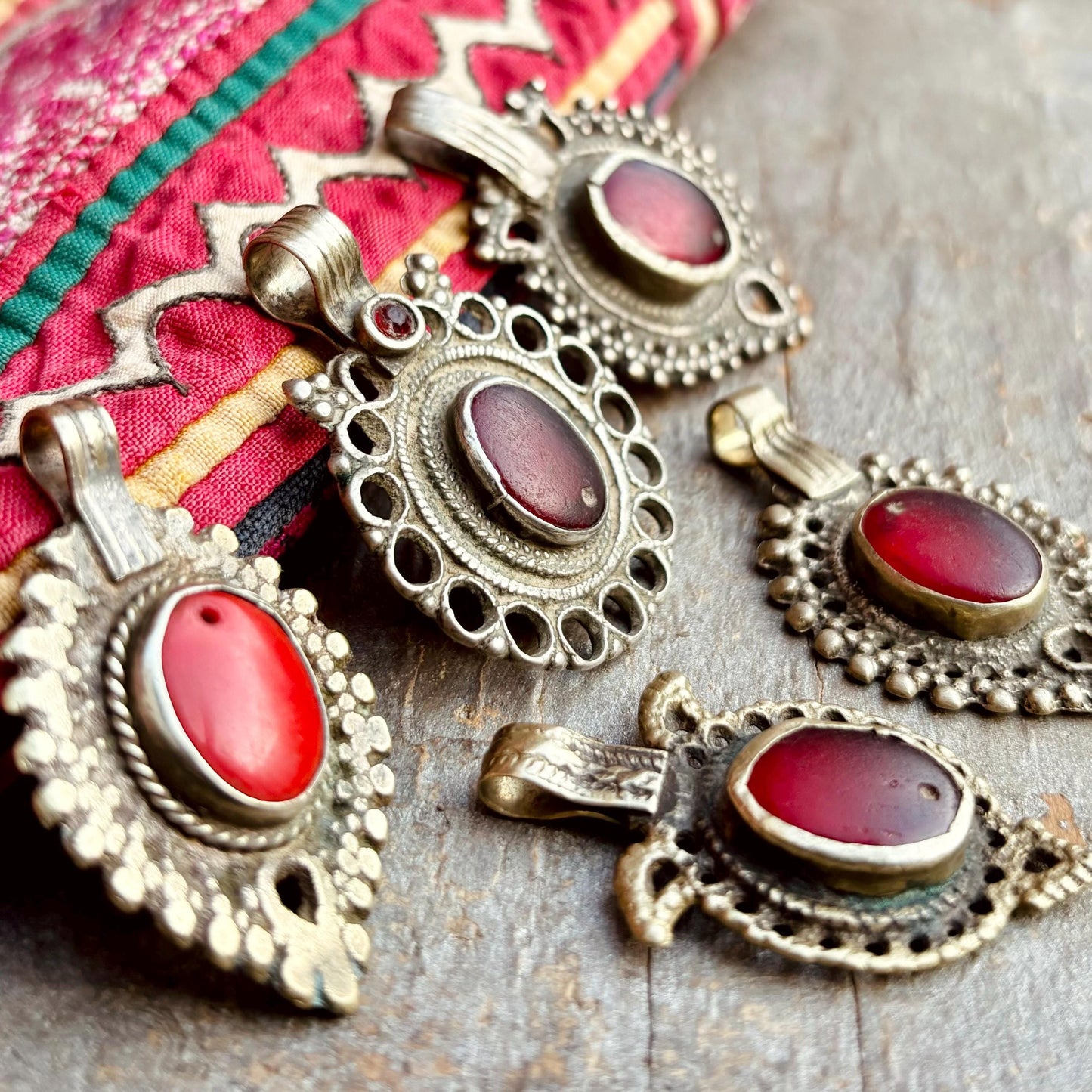 Lot de 5 pendentifs anciens afghans métal verre, Conception bijoux vintage asiatiques oriental tribus nomades, Danse orientale tribal fusion