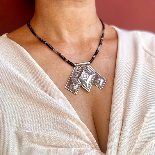 Collier pendentif argent Touareg, Amulette Khomeissa Khomissar vintage Maroc Sahara, Bijou ethnique tribal ancien Maghreb, Cadeau pour femme