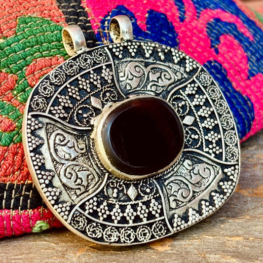 Pendentif pierre noire argenté ovale, Grand pendentif ethnique tribal oriental, Pendentif Turkmène, Bijou festival boho gypsy folklorique