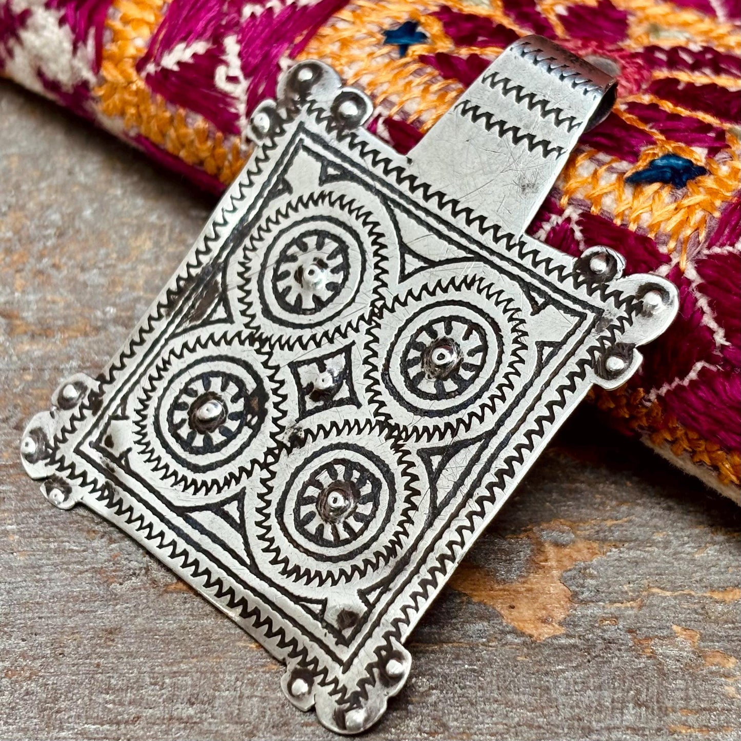 Quadratischer Anhänger aus nielliertem Silber Berber - Antike Amulette aus Marokko XIX.-XX. Jahrhundert