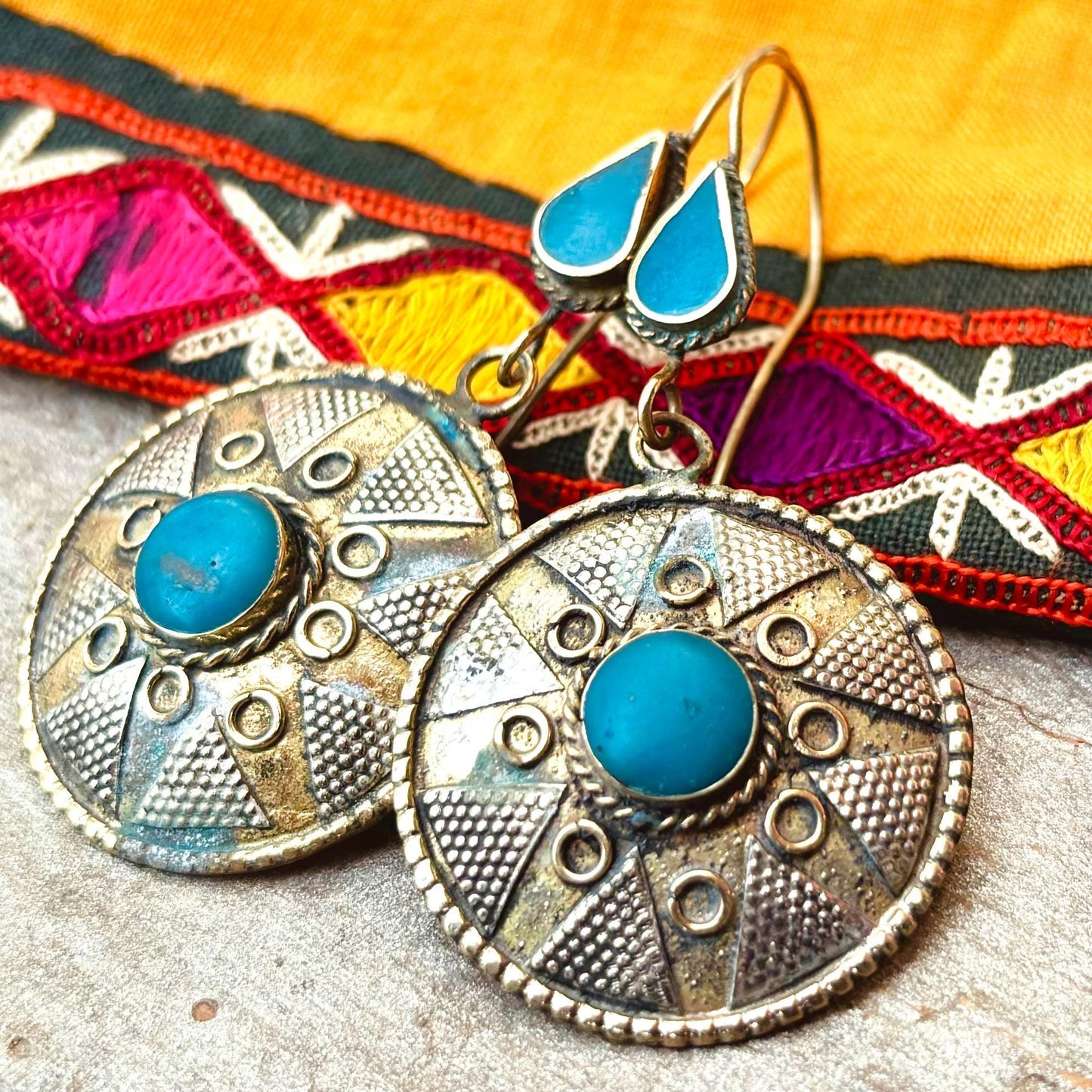 Boucles d’oreille dorée ronde pierre bleue, Style ethnique antique, Boucles asiatique tribale orientale élégante, Bijou boho Afghan Kazakh