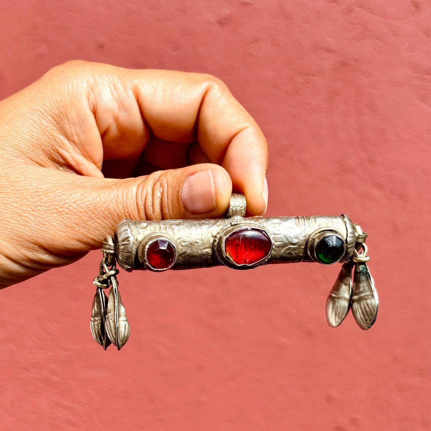 Pendentif tribal tube argenté rouge grelots Afghan, Danse orientale, Bijou tribal asiatique vintage, Collier tribu Kuchi gypsy boho festival
