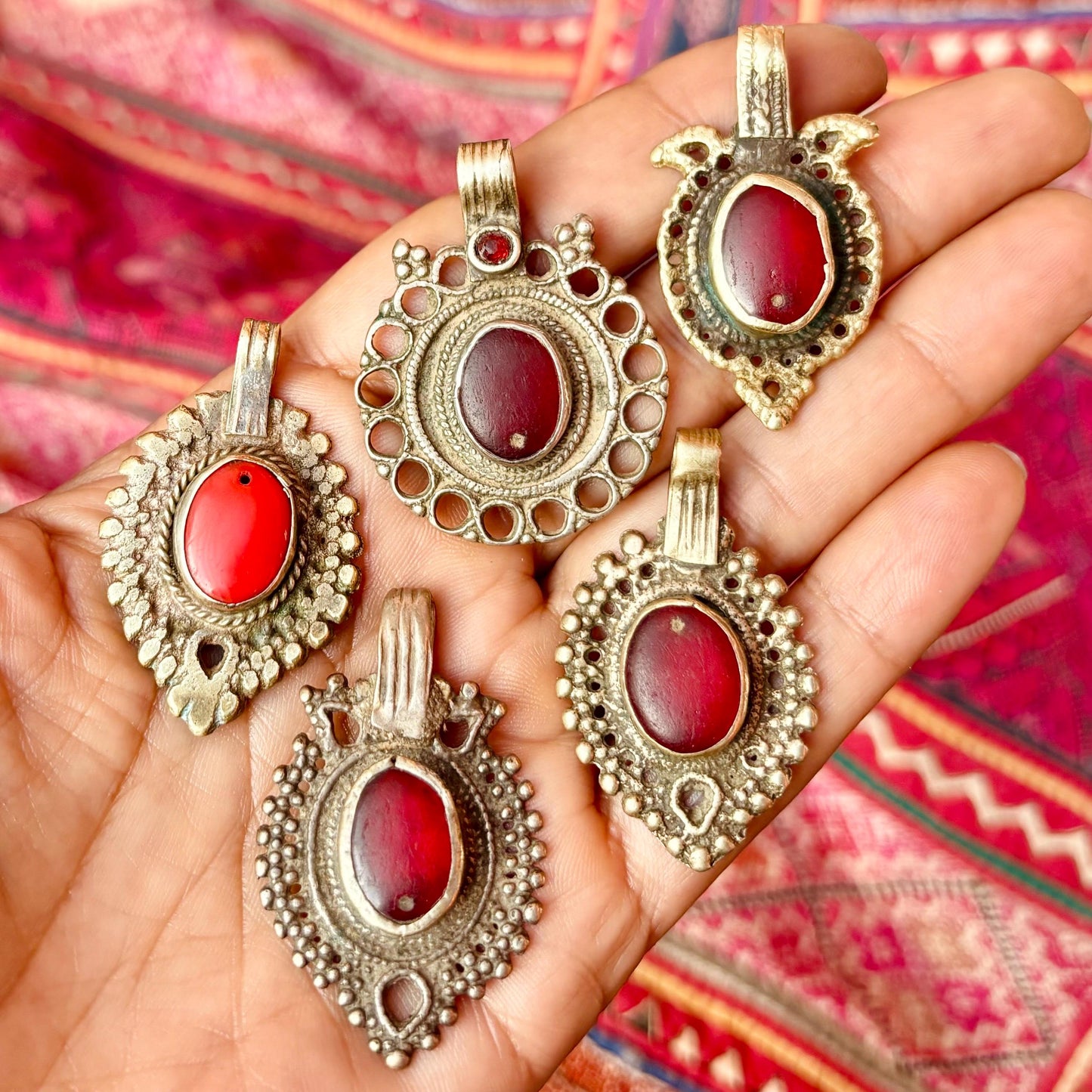 Lot de 5 pendentifs anciens afghans métal verre, Conception bijoux vintage asiatiques oriental tribus nomades, Danse orientale tribal fusion