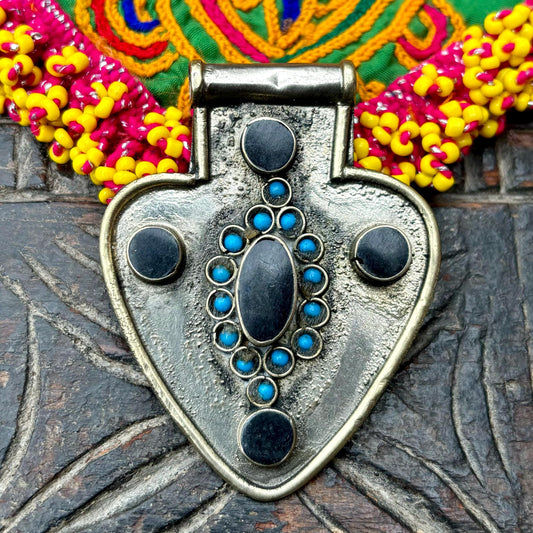 Colgante turcomano, colgante corazón, joyas afganas turcomanas étnicas antiguas, joyas de tribus nómadas de Asia, colgante tribal vintage para festivales.