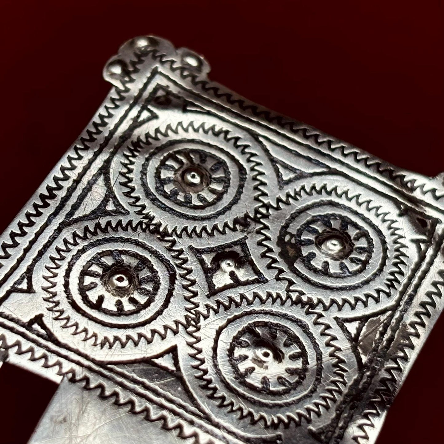 Quadratischer Anhänger aus nielliertem Silber Berber - Antike Amulette aus Marokko XIX.-XX. Jahrhundert