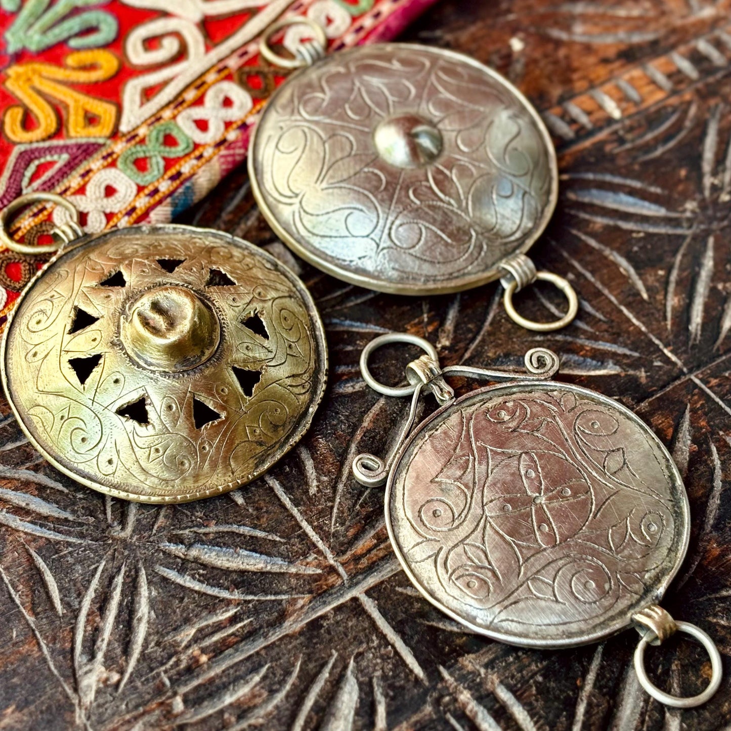 3 disques pendentifs ornement tribal, Boucle de ceinture ronde métal argenté, Charm ethnique afghan, Fabrication bijoux Danse orientale