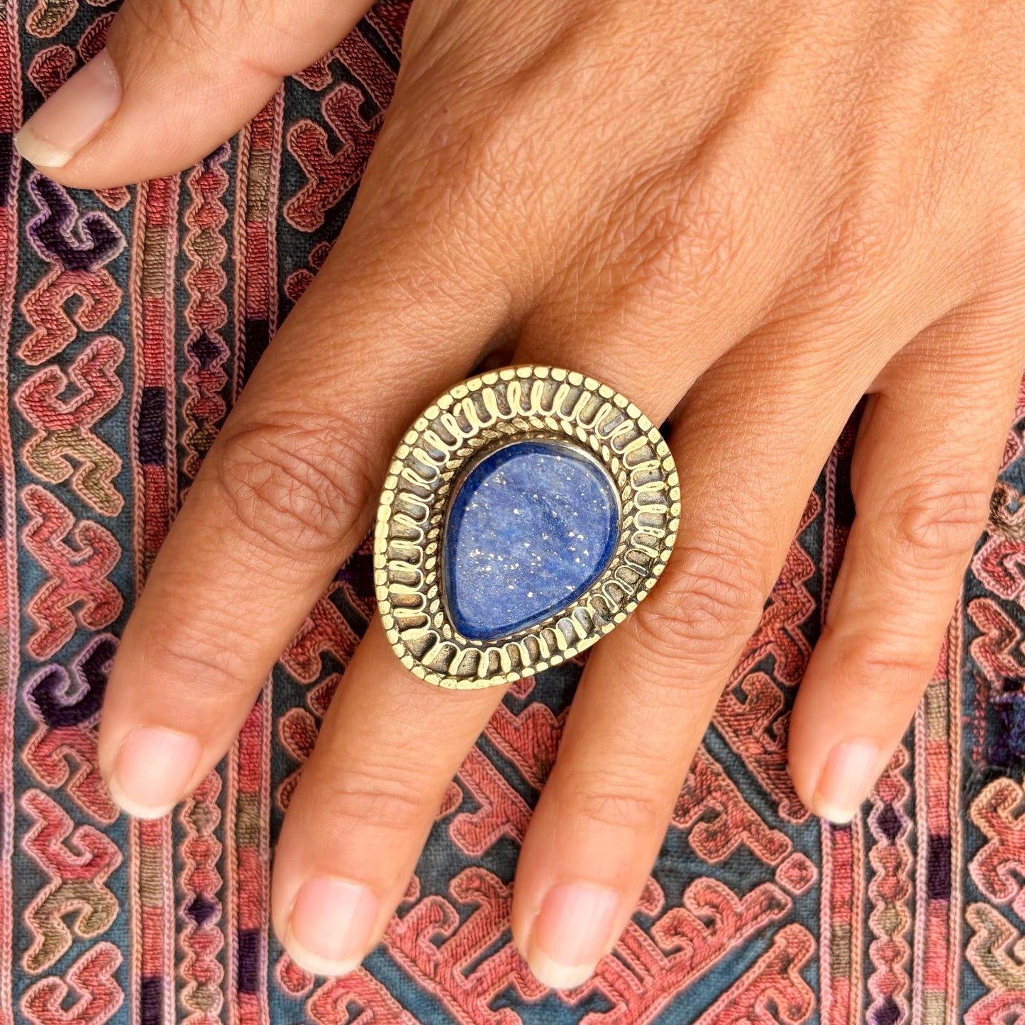 Bague lapis-lazuli tribale vintage, Grande bague orientale pierre bleue bohème gypsy boho, Bijoux ethniques anciens asiatiques Turkmène
